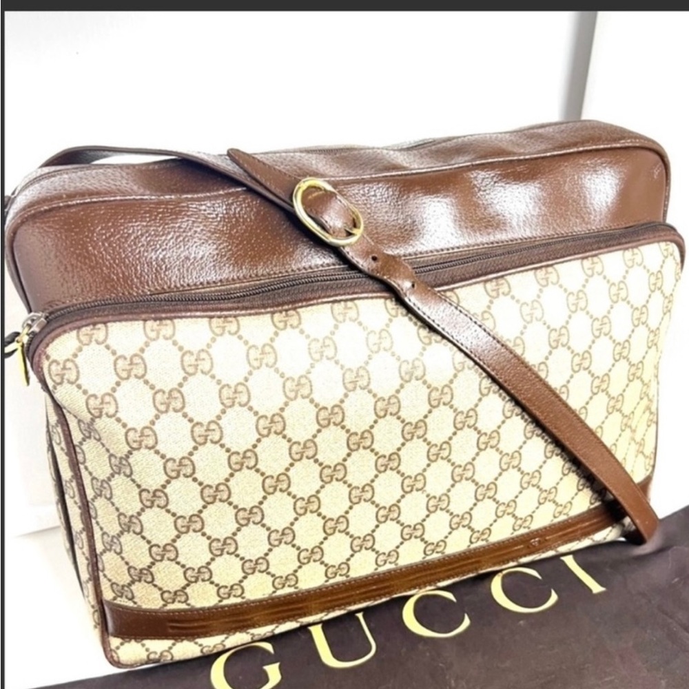Gucci vintage Messenger crossbody bag.